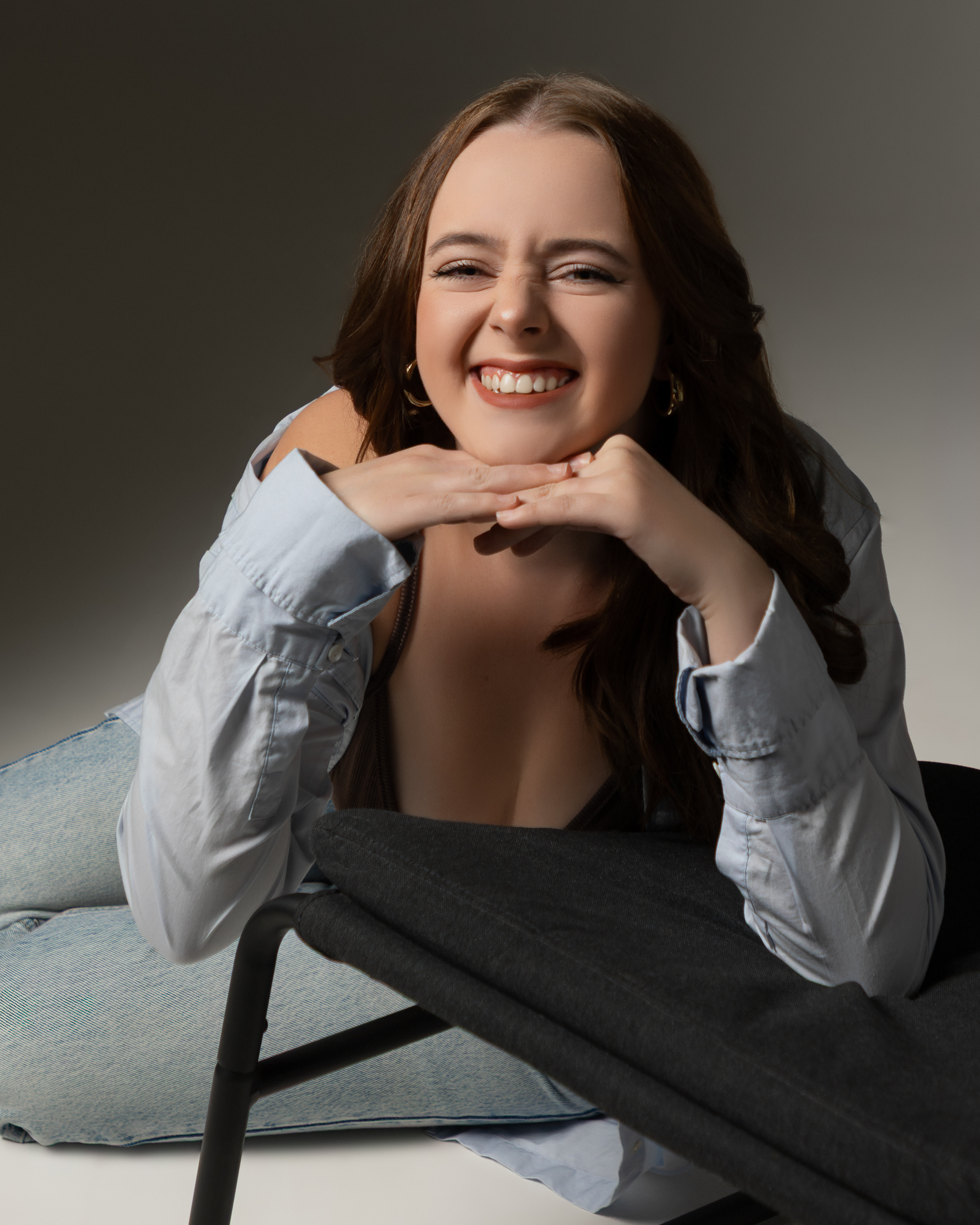 Studio portrait in a black jumpsuit, elegant style - photograph 12